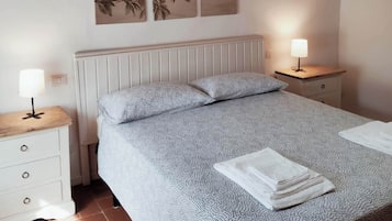 2 bedrooms, travel cot, free WiFi, bed sheets