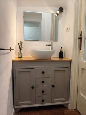 Suihku, hiustenkuivaaja, bidee, pyyhkeet