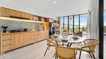 Vila, 3 kamar tidur, pemandangan kota | Area keluarga | Smart TV 60-inci dengan saluran TV kabel, Netflix, dan layanan streaming