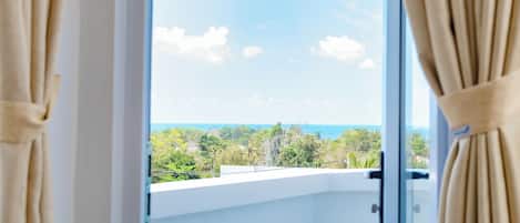 Habitación panorámica, vista parcial al océano | Caja de seguridad en la habitación, escritorio y insonorización