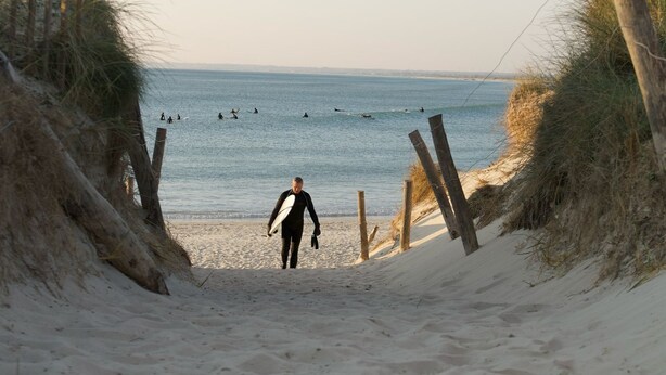 A sandy beach path leading to the ocean with a person carrying a surfboard. - The Glamping Spot - Penmarch  (Penmarch)