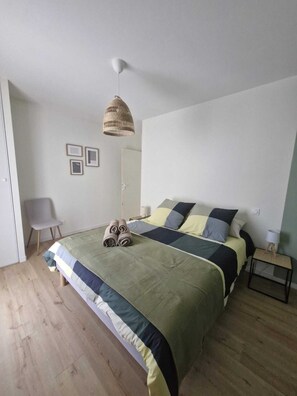 5 bedrooms, iron/ironing board, WiFi, bed sheets