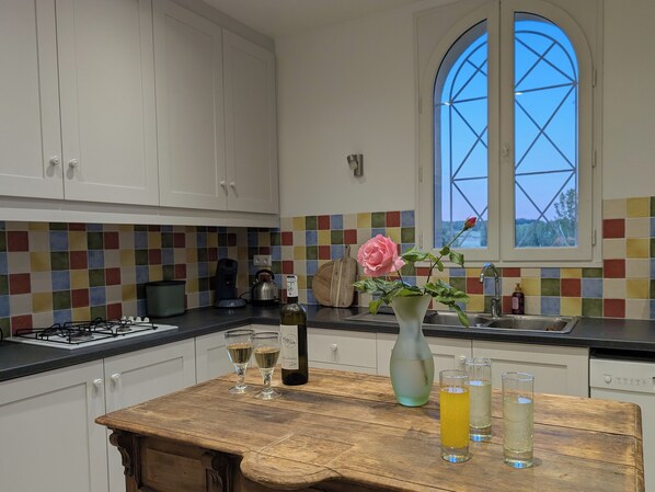 Microwave, oven, dishwasher - Window on castle (Monflanquin)