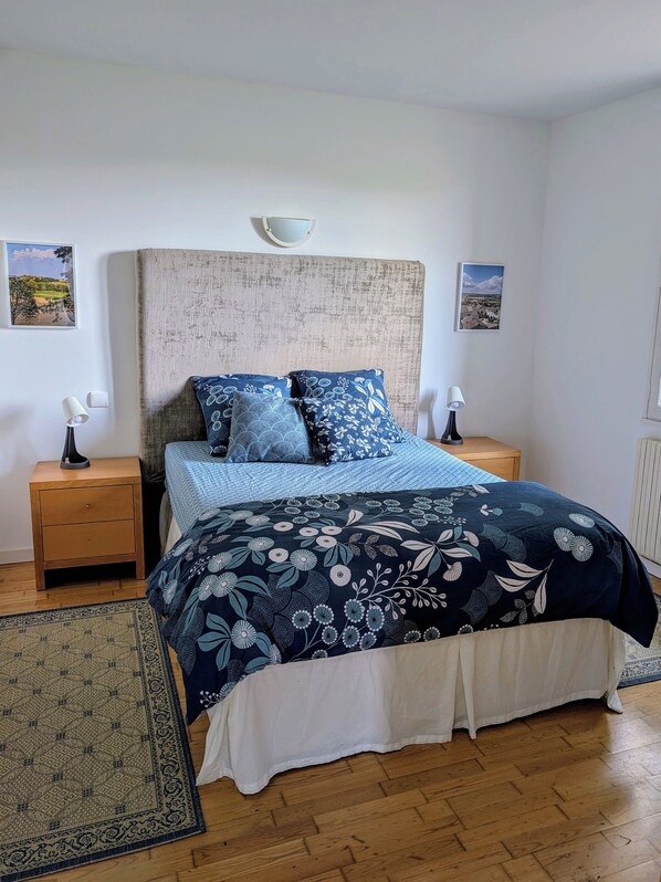 3 عدّة غرف نوم ومكواة/لوح كي وواي فاي وملاءات أسرّة