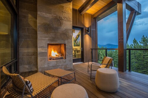 Ski-in/Ski-out Cabin with Hot Tub, Heated Garage, and a Fireplace on the Deck!