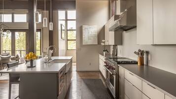 Réfrigérateur, micro-ondes, four, plaque de cuisson