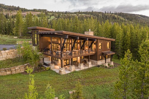 Ski-in/Ski-out Cabin with Hot Tub, Heated Garage, and a Fireplace on the Deck!