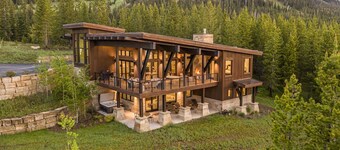 Ski-in/Ski-out Cabin with Hot Tub, Heated Garage, and a Fireplace on the Deck!