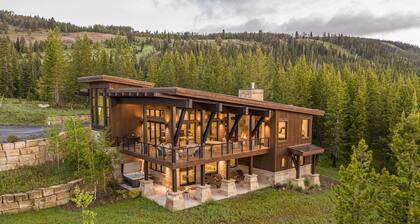 Ski-in/Ski-out Cabin with Hot Tub, Heated Garage, and a Fireplace on the Deck!