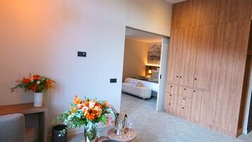 Familie suite (Accès Spa inclus) | Een kluis op de kamer, verduisterende gordijnen, geluiddichte muren