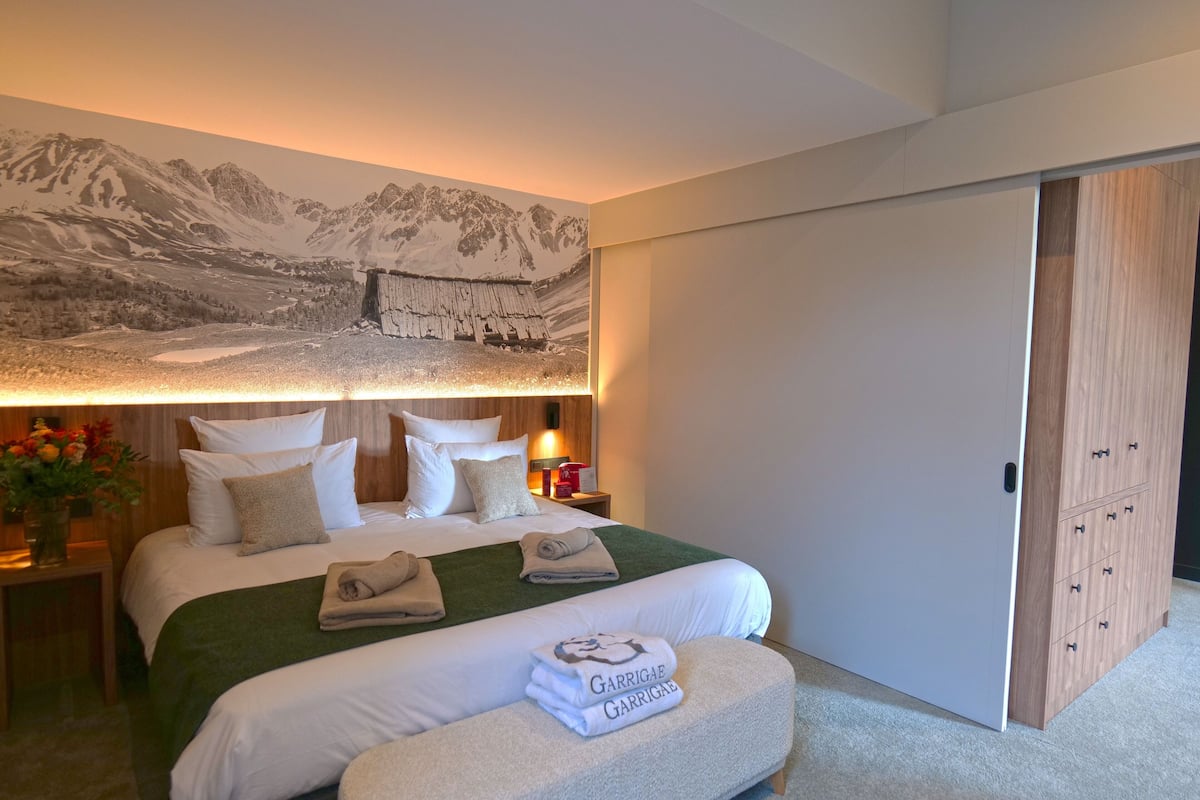 In-room safe, blackout curtains, soundproofing