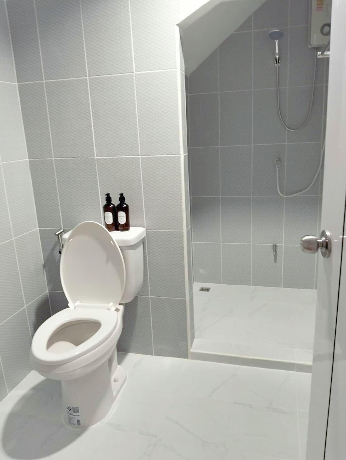 Deluxe Studio | Bathroom | Shower, towels, soap, shampoo