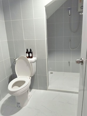 Deluxe Studio | Bathroom | Shower, towels, soap, shampoo - Stay On Sukhumvit 11 (Bangkok)