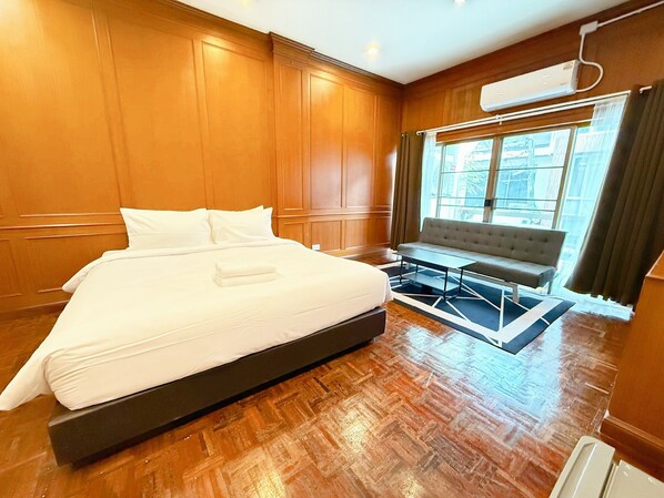 Deluxe Studio | Free WiFi, bed sheets - Stay On Sukhumvit 11 (Bangkok)