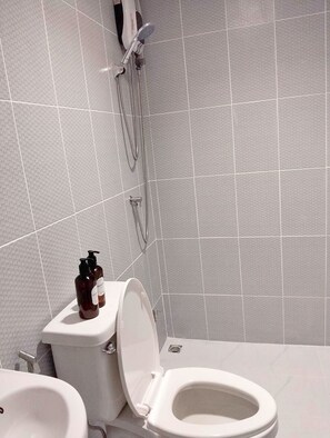 Deluxe Studio | Bathroom