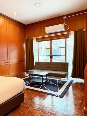 Deluxe Studio | Free WiFi, bed sheets - Stay On Sukhumvit 11 (Bangkok)