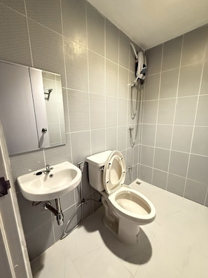 Double Room | Bathroom | Shower, towels, soap, shampoo