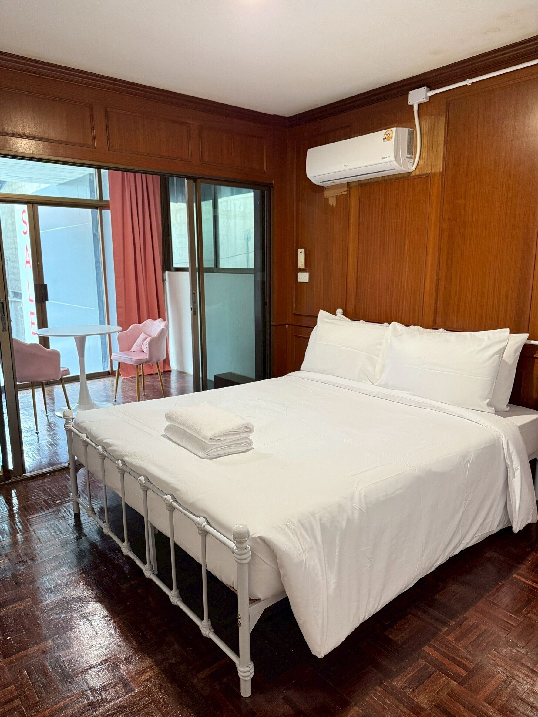 Double Room | WiFi (free), bed sheets