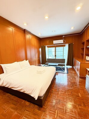 Deluxe Studio | Free WiFi, bed sheets - Stay On Sukhumvit 11 (Bangkok)