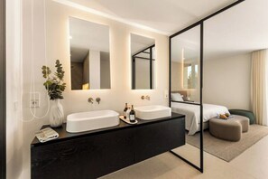 5 chambres, fer et planche à repasser, Wi-Fi, draps fournis
