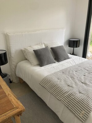 Room - 240-square-meter villa with a heated pool—sleeps 14—near Blue Cabanon (Zonza)