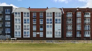 Exterior - Apartment 'Hochparterre' with Sea View, Balcony and Wi-Fi (Cuxhaven)