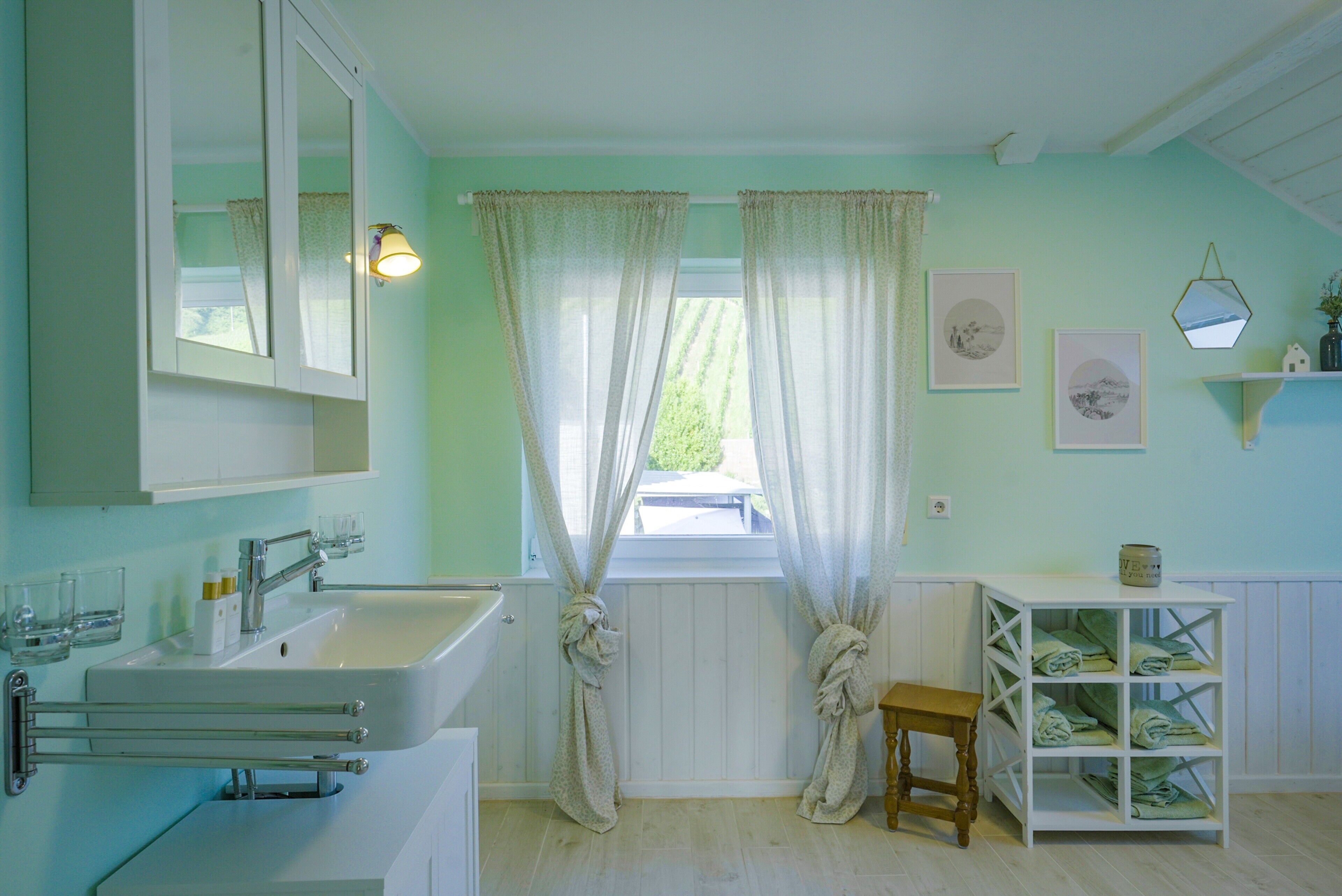 Dusche, kostenlose Toilettenartikel, Haartrockner, Handtücher