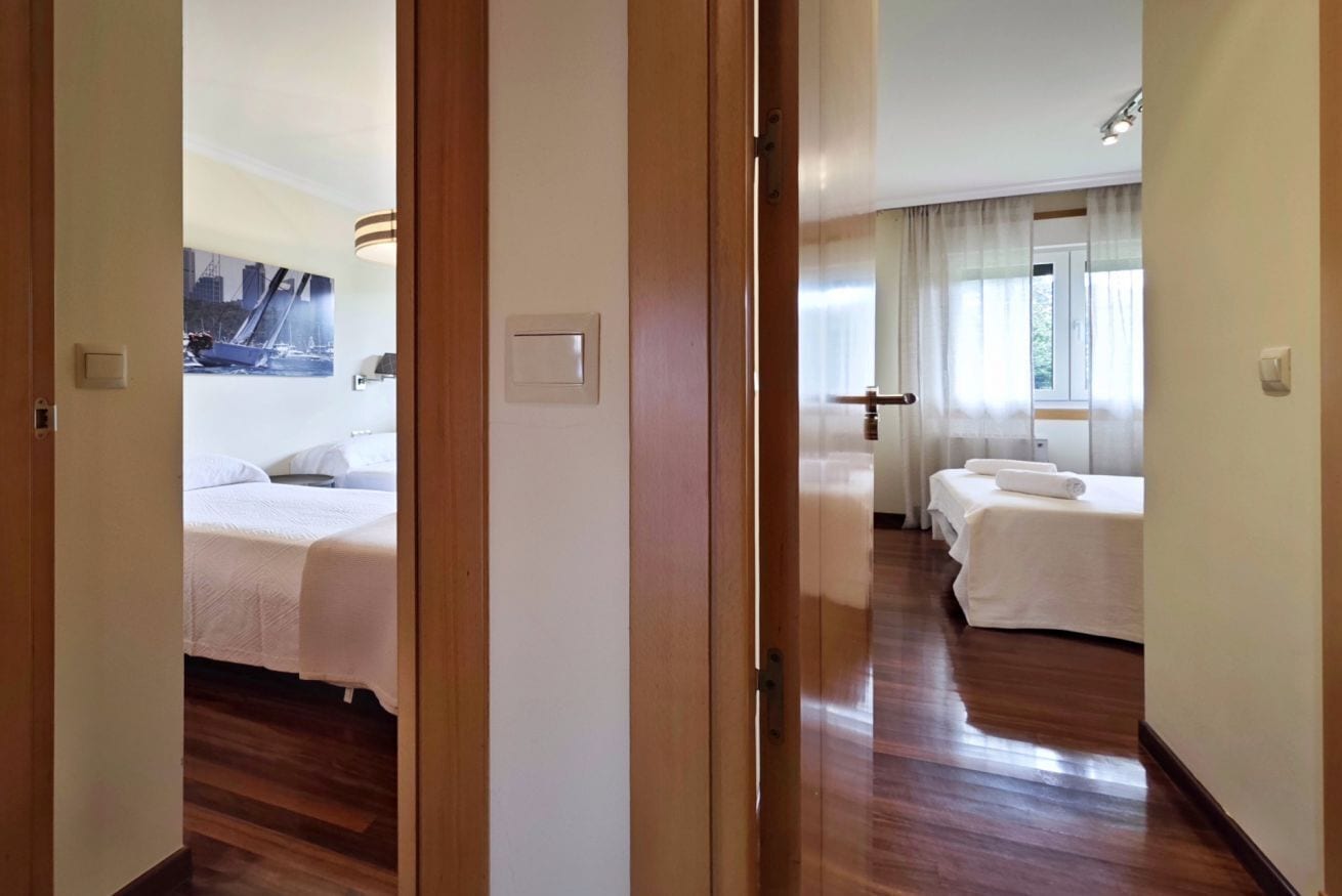 2 slaapkamers, een strijkplank/strijkijzer, reisbedje