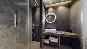Dusche, kostenlose Toilettenartikel, Haartrockner, Hausschuhe