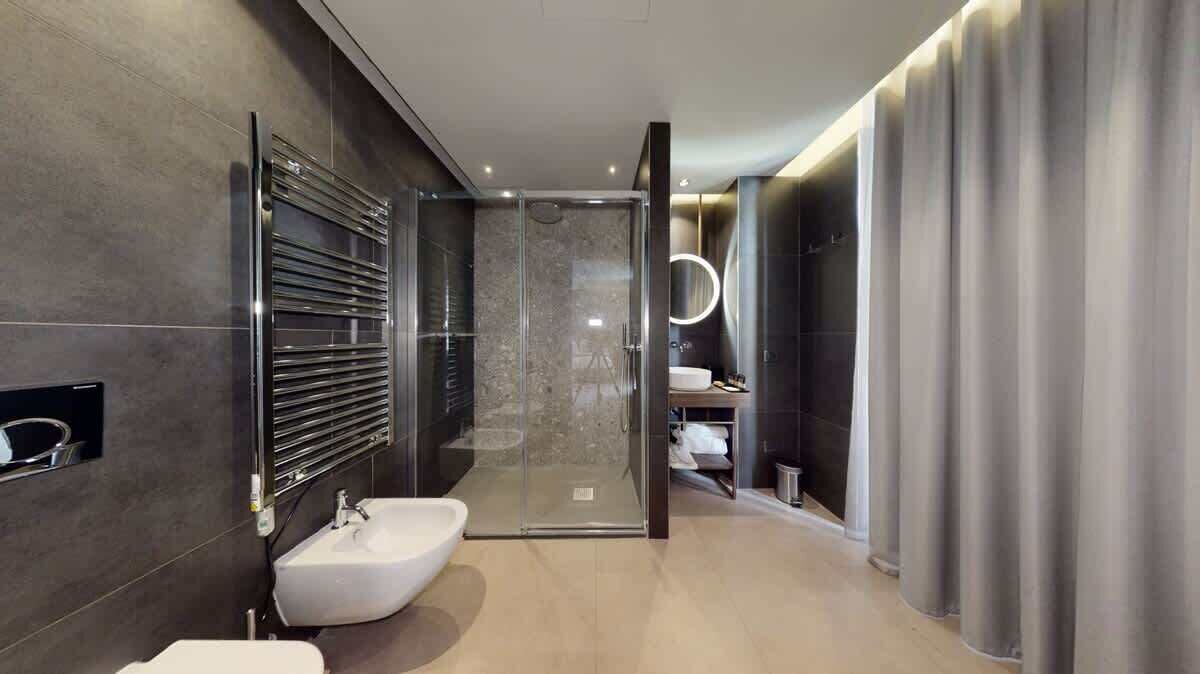 Dusche, kostenlose Toilettenartikel, Haartrockner, Hausschuhe