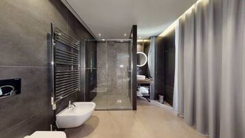 Dusche, kostenlose Toilettenartikel, Haartrockner, Hausschuhe