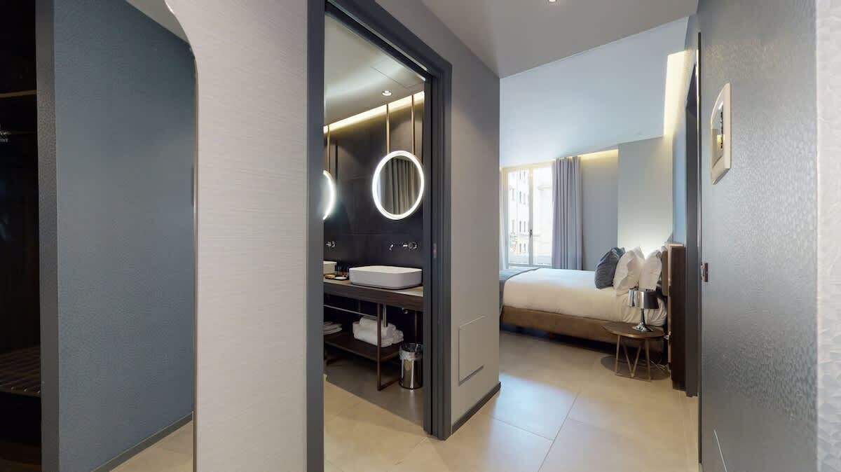 Minibar con artículos gratuitos y caja de seguridad en la habitación 