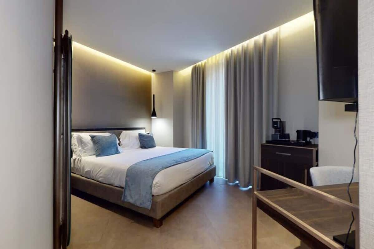 Free minibar, in-room safe, desk, laptop workspace