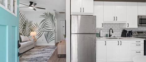 Refrigerador, microondas, horno y parrilla de estufa