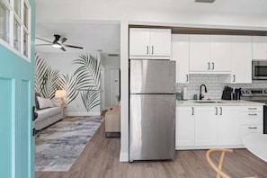 Réfrigérateur, four à micro-ondes, un four, surface de cuisson