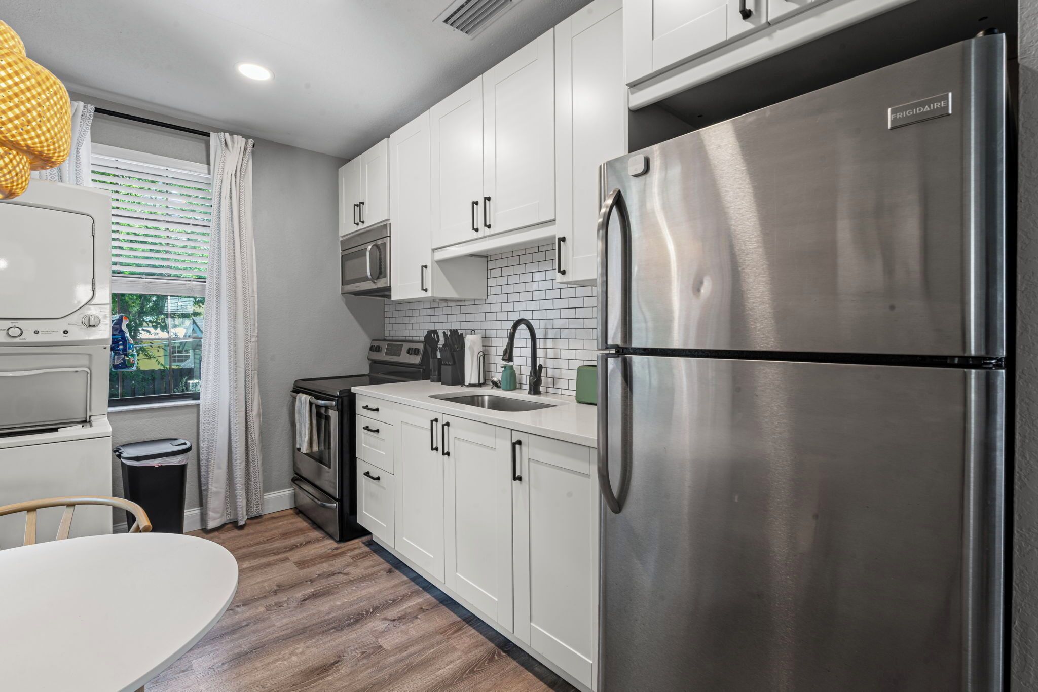 冷蔵庫、電子レンジ、コンロ、コーヒー / ティーメーカー