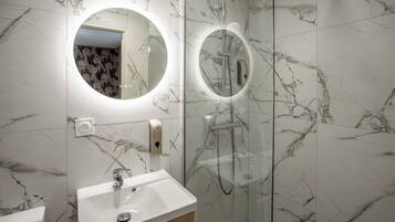 Haartrockner, Handtücher, Seife, Shampoo