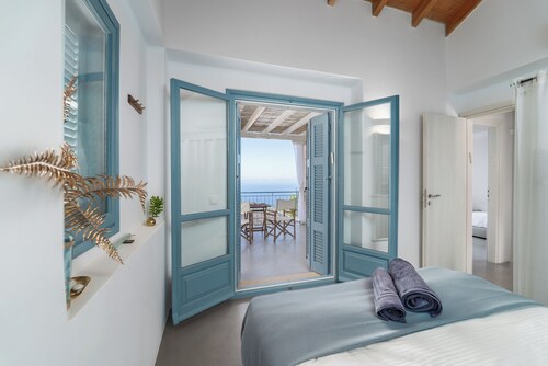 Villa Etoni, stunning sea views, infinity pool and privacy
