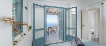 Villa Etoni, stunning sea views, infinity pool and privacy