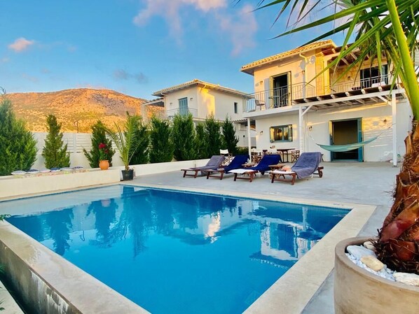 Una piscina al aire libre