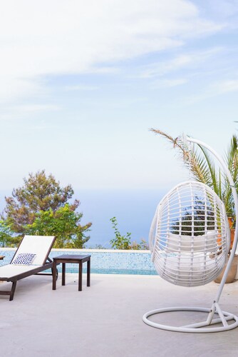 Villa Etoni, stunning sea views, infinity pool and privacy