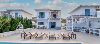Villa Etoni, stunning sea views, infinity pool and privacy