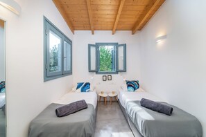4 dormitoris, planxa i posts de planxar i un bressol de viatge