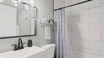 Sèche-cheveux, serviettes fournies