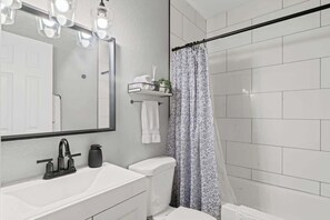 Douche, sèche-cheveux, shampoing