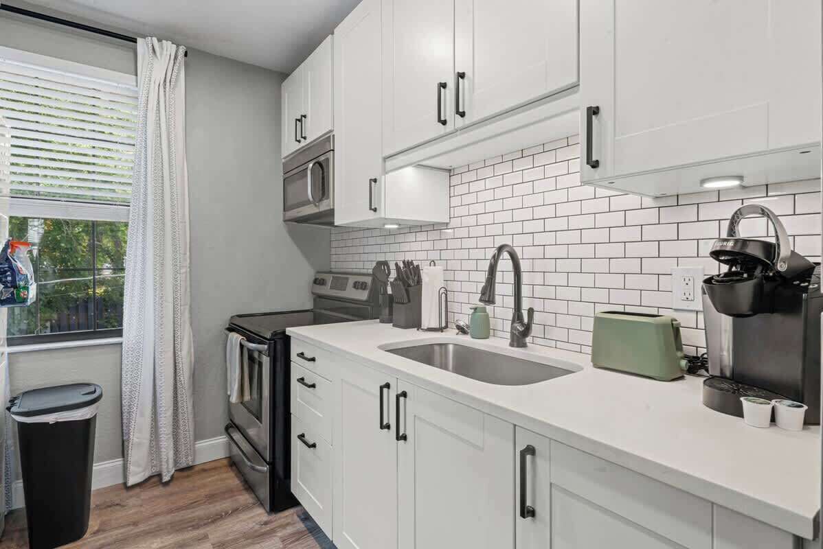 Réfrigérateur, micro-ondes, four, plaque de cuisson