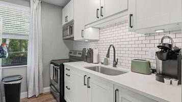 Réfrigérateur, micro-ondes, four, plaque de cuisson