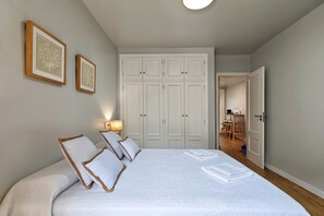 2 bedrooms, iron/ironing board, travel cot