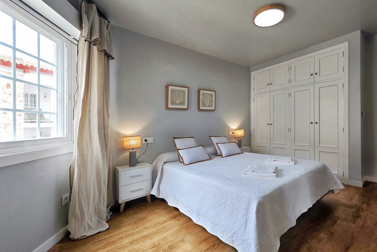 2 bedrooms, iron/ironing board, travel crib