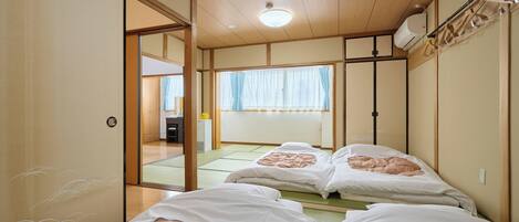 Escritorio, espacio para trabajar con laptop y wifi gratis